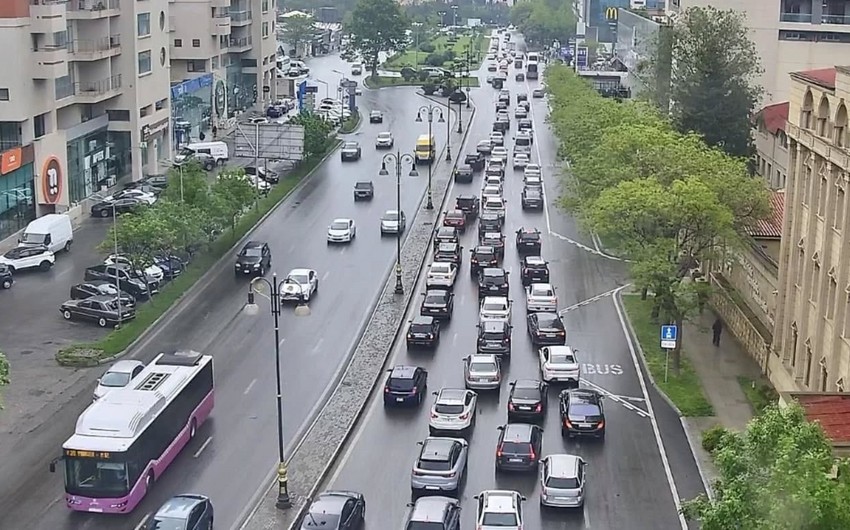 Bakının yollarında tıxac müşahidə edilir – SİYAHI