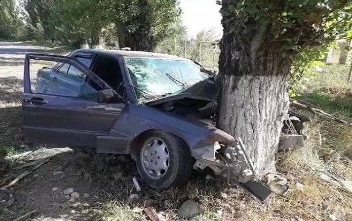Maşın ağaca çırpıldı: Sürücü öldü