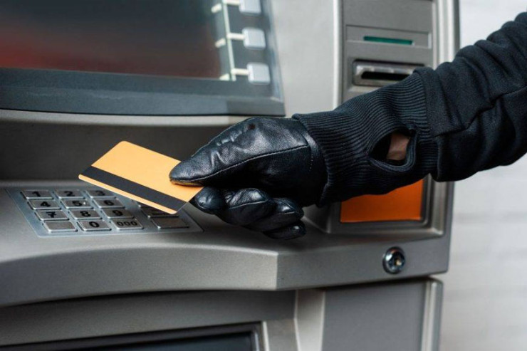 Bank kartlarından 33 min manatdan çox pul oğurlandı