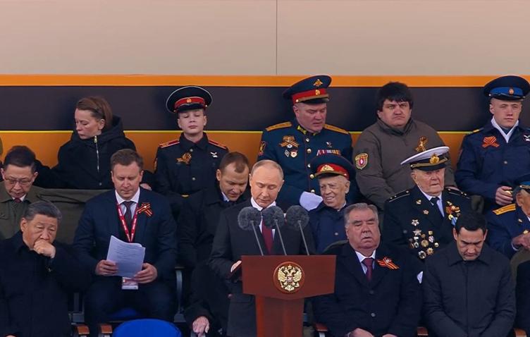 Putin paradda 10 dəqiqə danışıb - VİDEO
