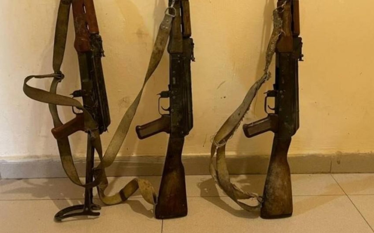 Polis əməkdaşları 5 avtomat aşkarladı