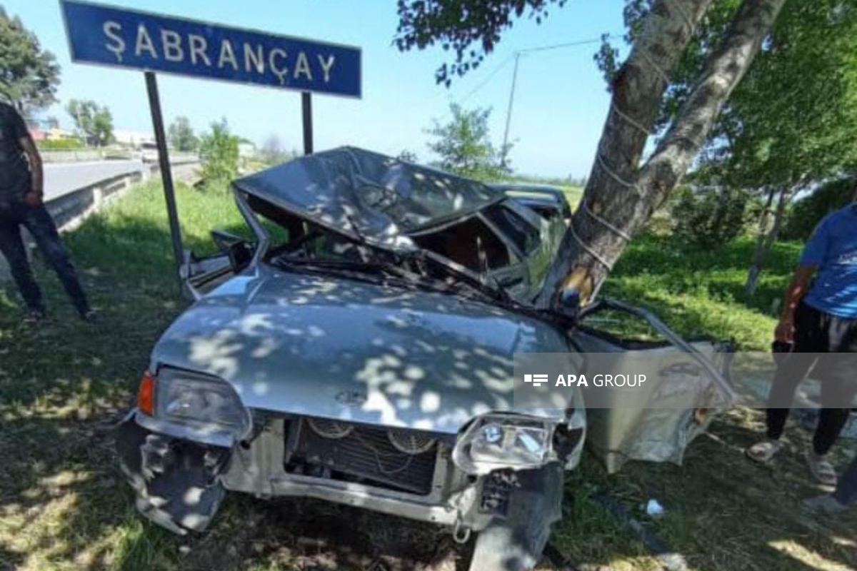 Şabranda avtomobil ağaca çırpılıb: İki qardaş ölüb