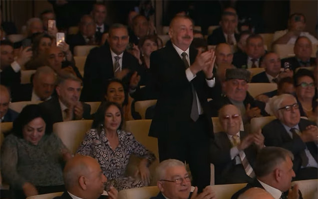 Prezident onları ayaq üstə alqışladı - VİDEO