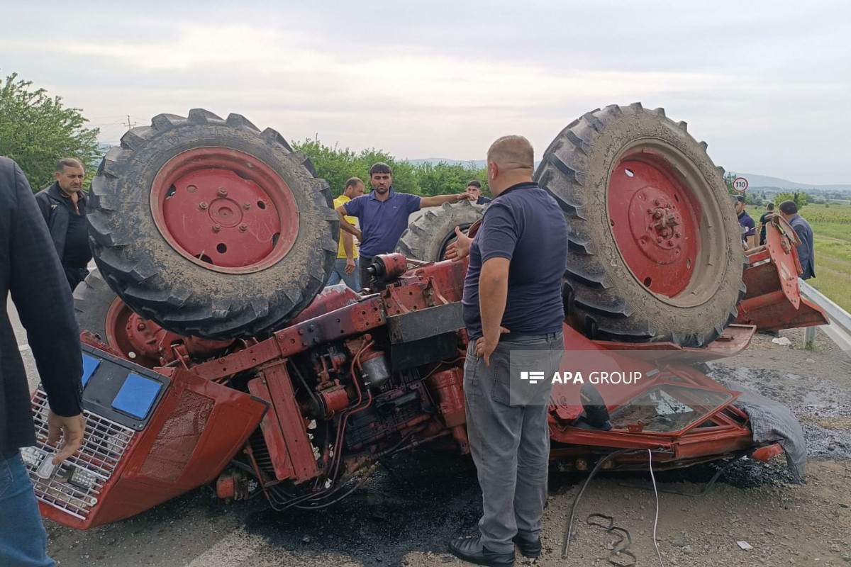 Tovuzda yük maşını traktorla toqquşub: Xəsarət alanlar var - FOTOLAR