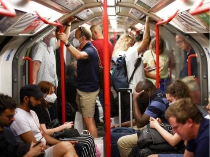 Metroda elektrik kəsildi: Sərnişinlər köməksiz qaldı