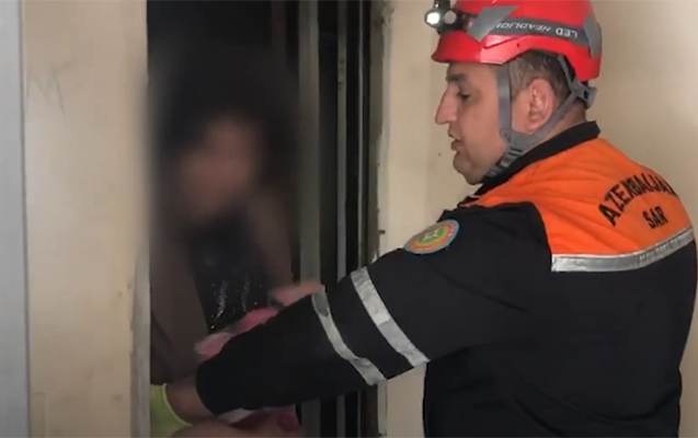 Liftdə qalan 5 nəfər xilas edildi - VİDEO