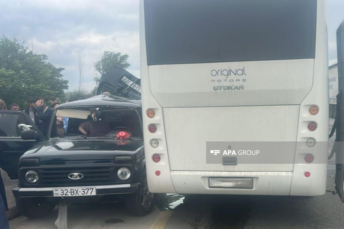 Yevlaxda minik maşını ilə avtobus toqquşub