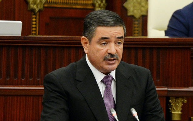 General parlamentdə çıxış edir