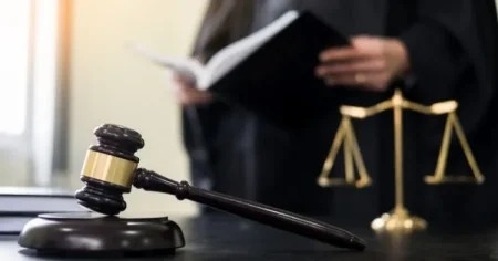Nazirliyin qəbul otağında məmura hücum edən qazilərə hökm oxundu