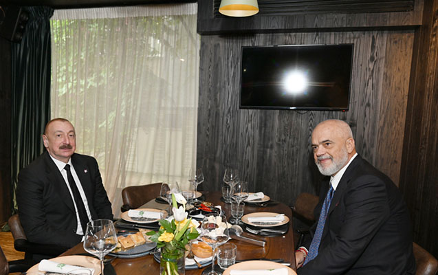Prezident Albaniyanın Baş naziri ilə nahar masasında