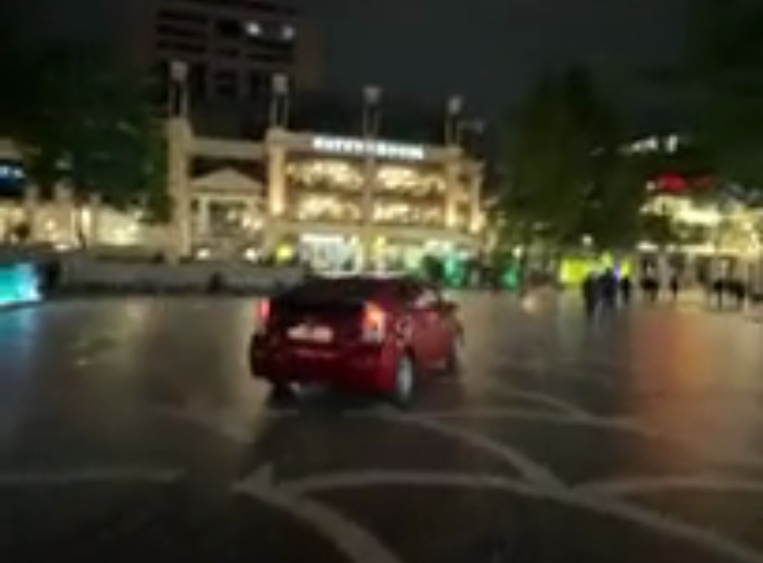 "Prius"un Nizami küçəsinə girməsinə kim icazə verib? - VİDEO