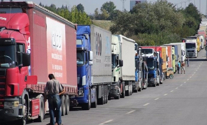 300-ə yaxın yük maşını sərhəddə növbə gözləyir