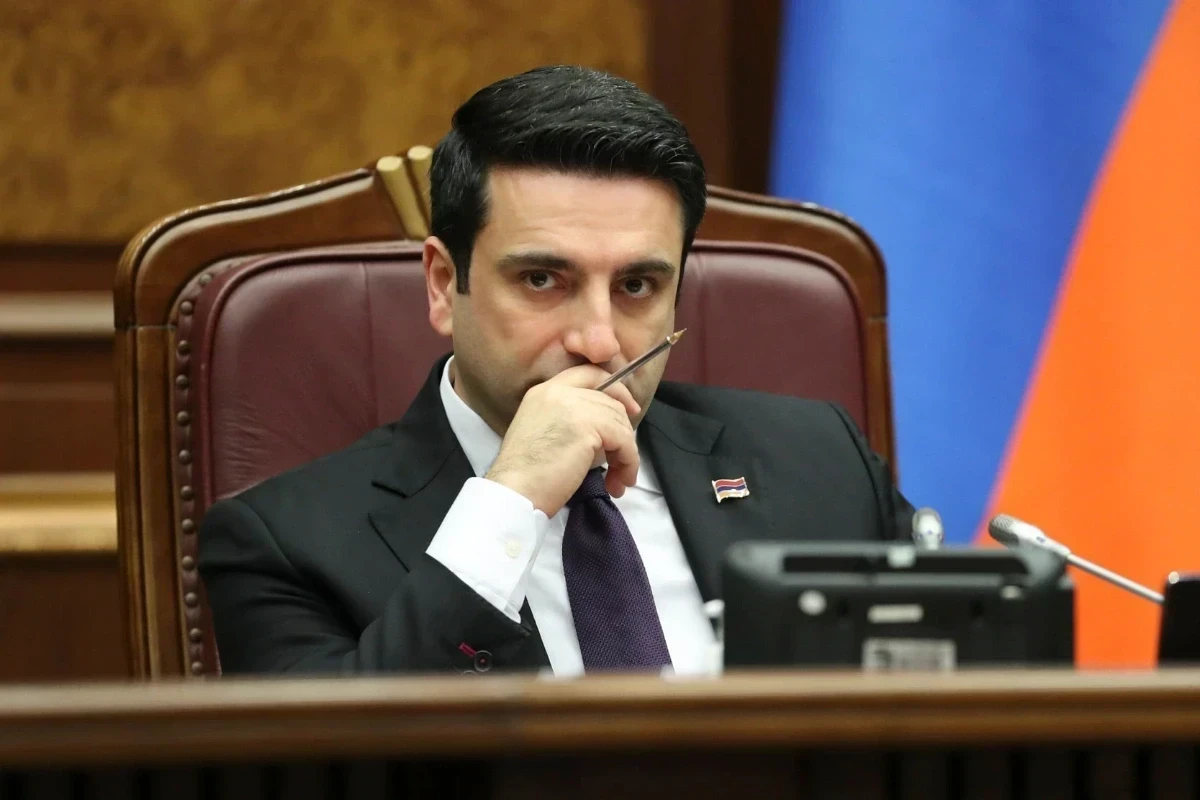 Simonyan: "Rusiya hərbi bazasının çıxarılmasını müzakirə etmirik"