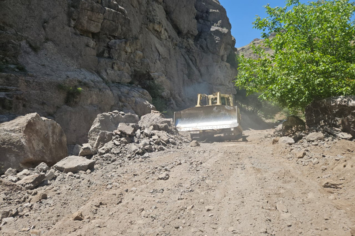 Ordubadda qaya uçaraq yola tökülüb - FOTO
