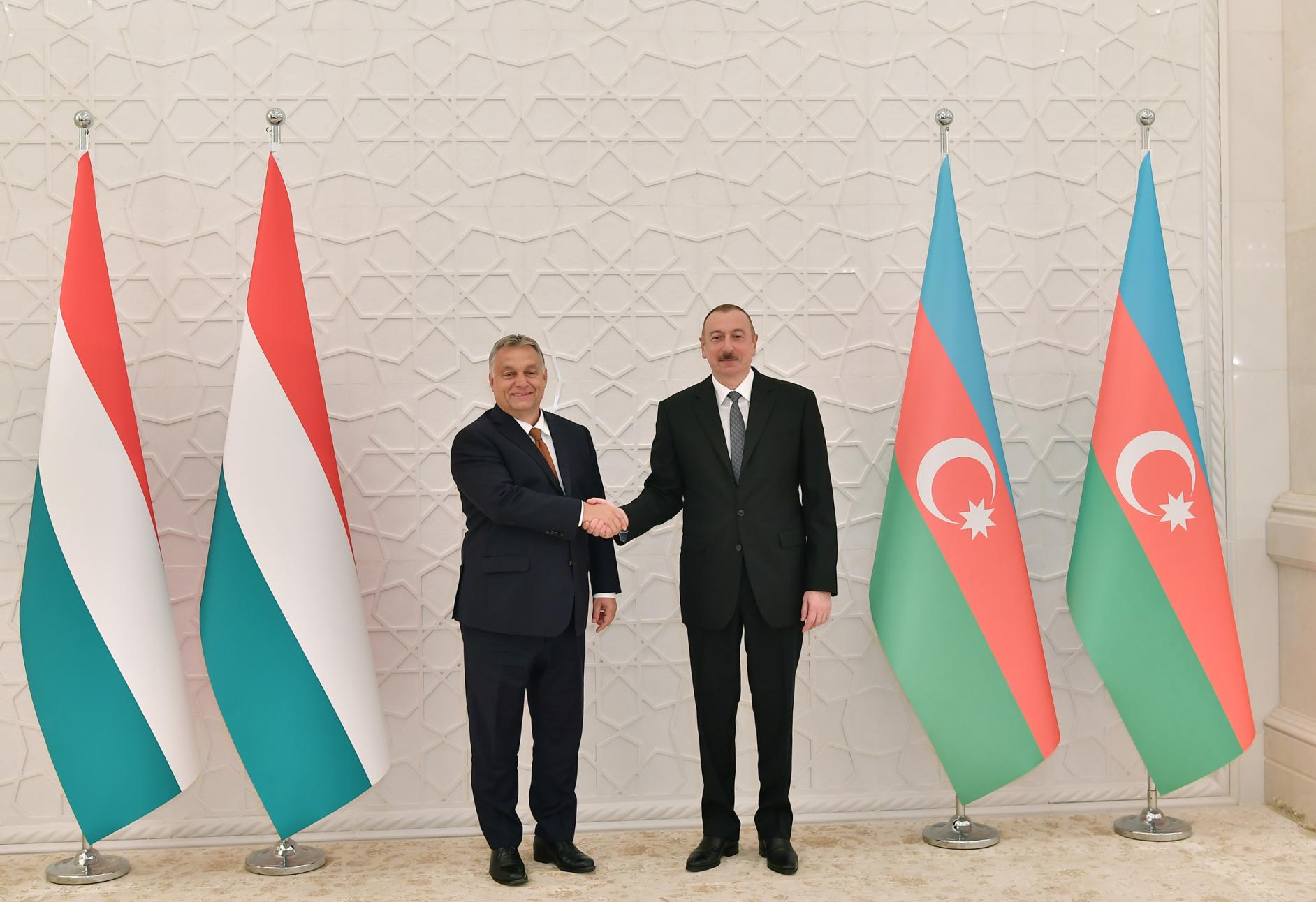 Liderlər bəyanatla çıxış edirlər