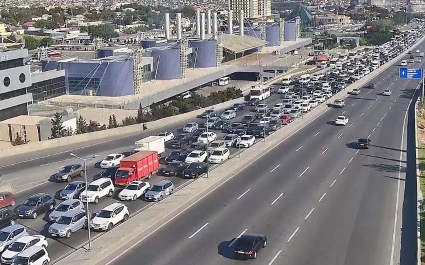 Bakının bir sıra yollarında TIXAC