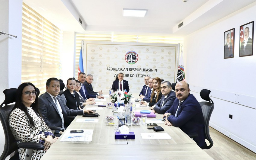 Bir vəkilin fəaliyyəti dayandırılıb: Beşinə töhmət verilib