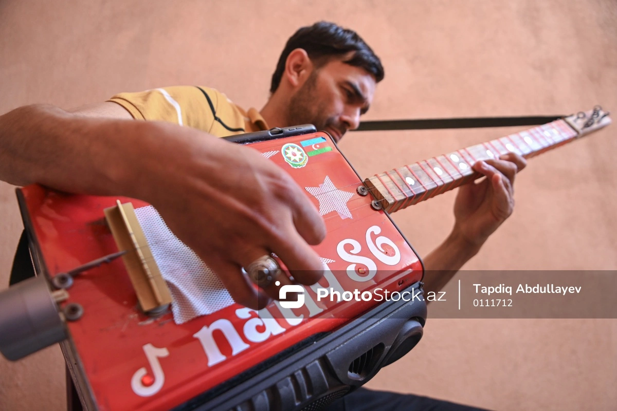 Yağ qabından gitara düzəldən Natiq Acun Ilıcalıdan dəvət alıb
