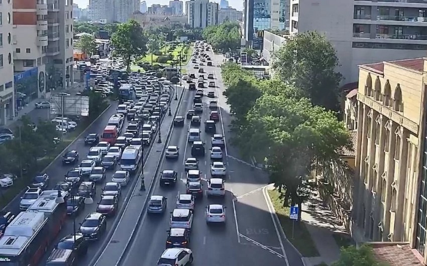 Bakının bir sıra yollarında tıxac yaranıb