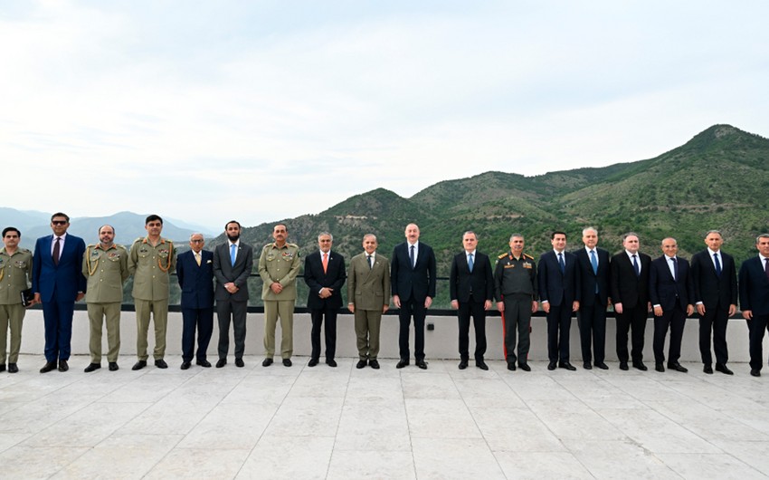 Laçında İlham Əliyevin Şahbaz Şəriflə nahar əsnasında geniş tərkibdə görüşü olub