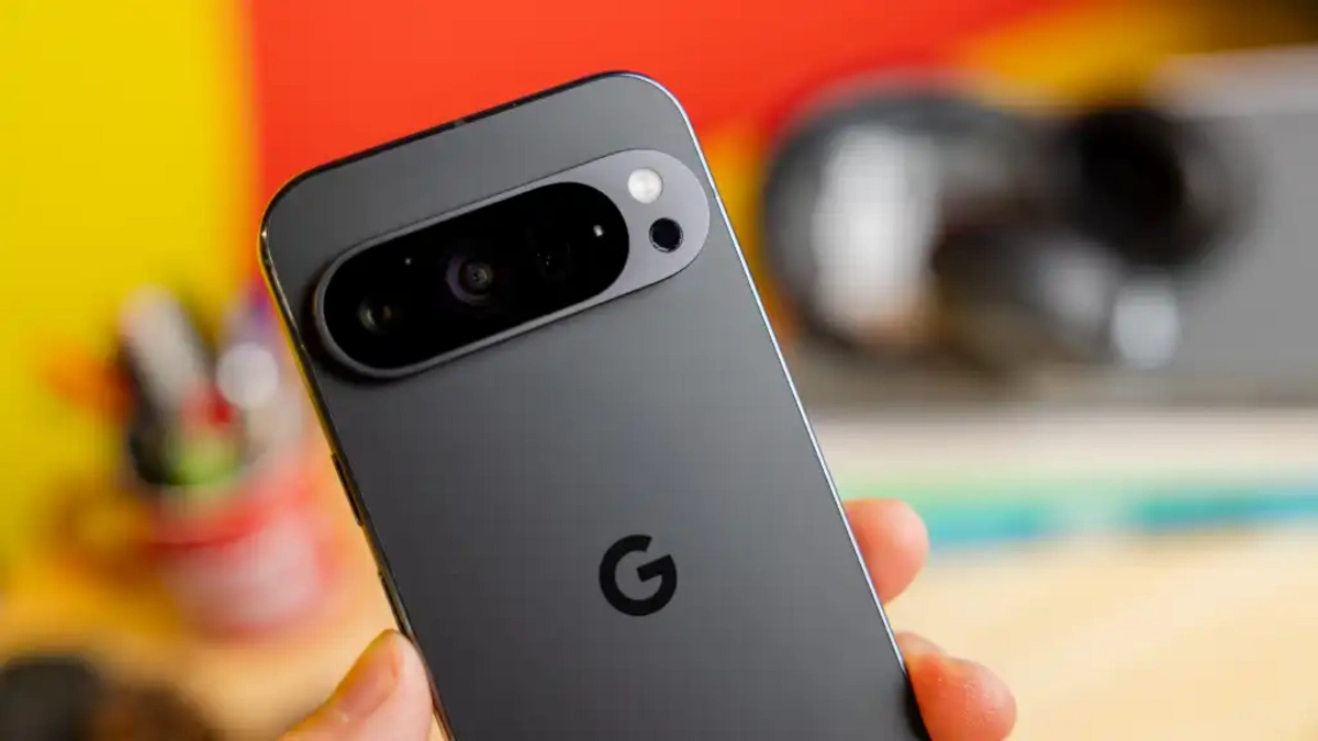 "Google" rəqiblərini qabaqlamaq üçün smartfonu ilə bağlı ənənəni pozur