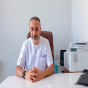 Maşınından və evindən silah tapılan həkim həbs edilib: İşini də itirib
