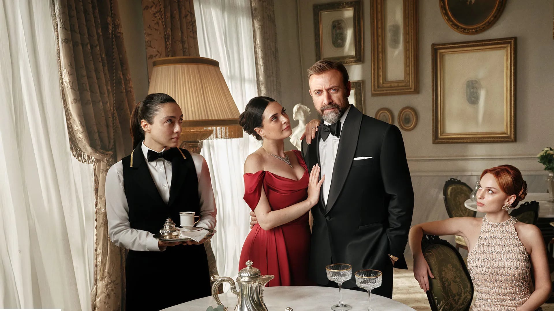 Məşhur aktrisa “Kral Kaybederse”dən ayrılır - FOTO