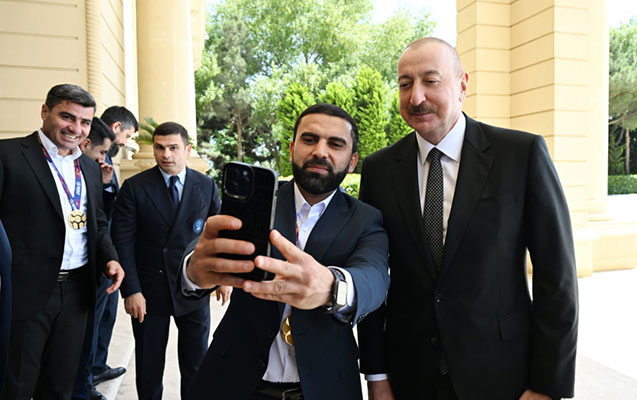 Prezident futbolçularla bir-bir selfi çəkdirdi - VİDEO