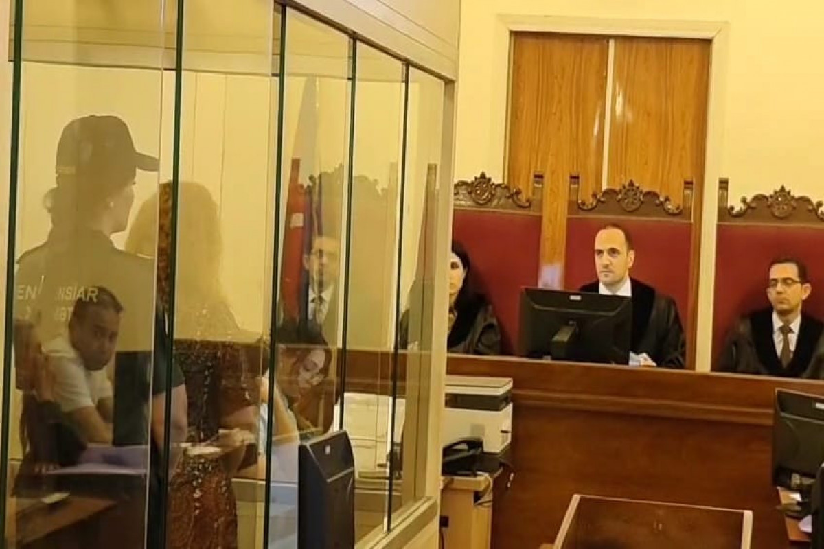 Hədə-qorxu ilə pul tələb etmədə təqsirləndirilən "Beniz"in məhkəməsi başlayıb