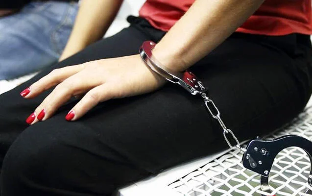 26 yaşlı qız Bakının mərkəzində xuliqanlıq etdi: HƏBS OLUNDU