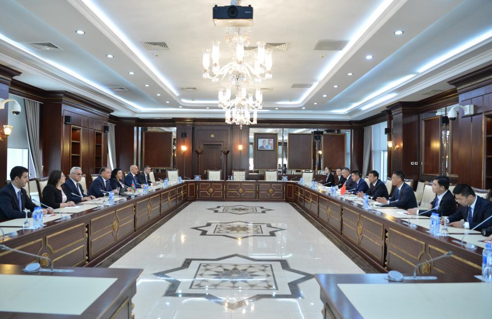 Çinli qonaqlar Milli Məclisdə