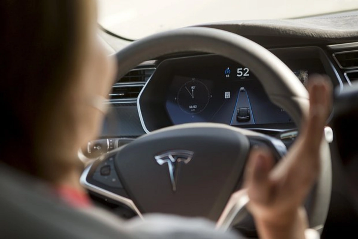 "Tesla"nın məhkəmədən qəribə istəyi