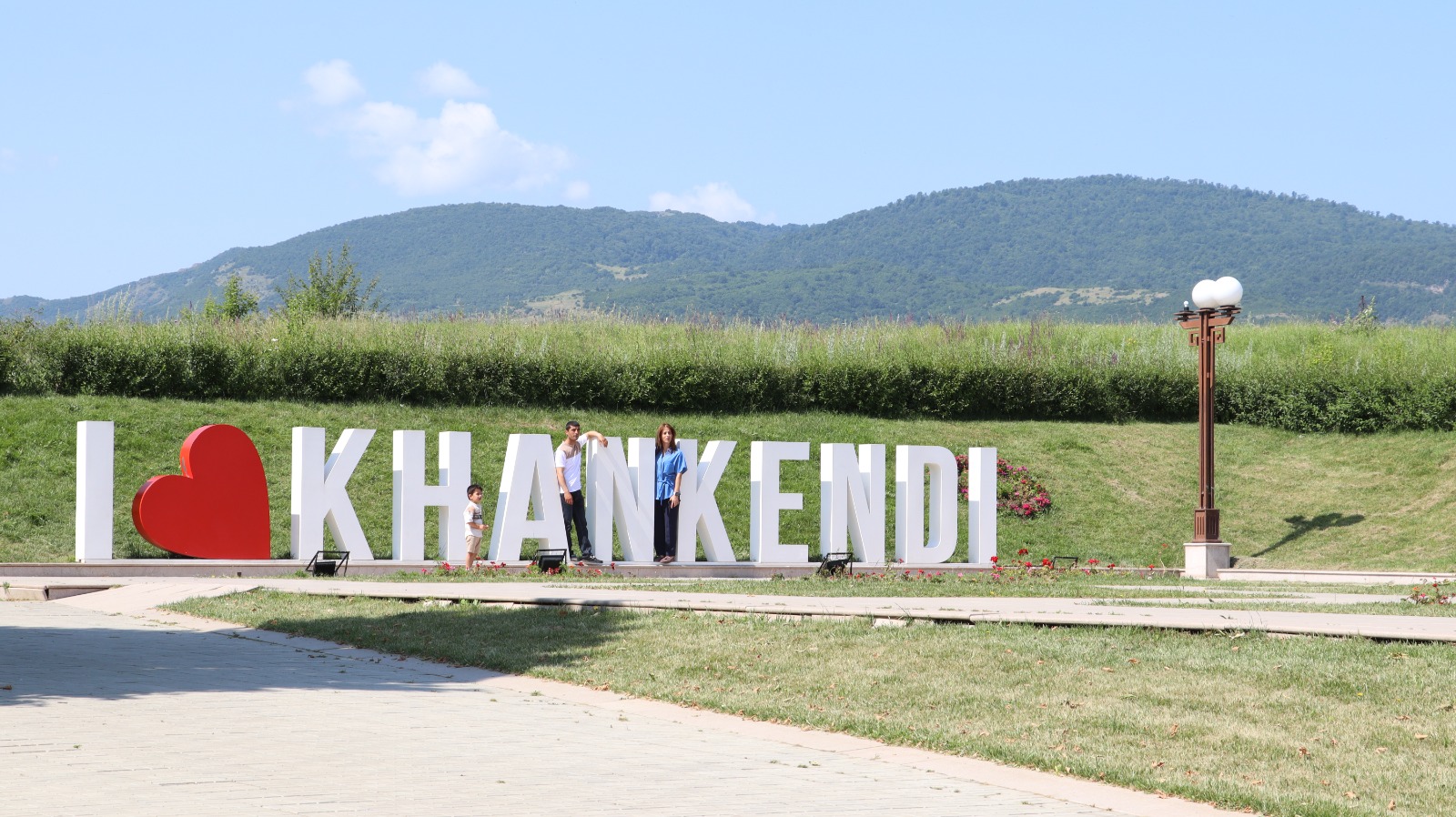 Xankəndidə iqlim şəraitinə uyğun güllər əkilir – FOTOLAR