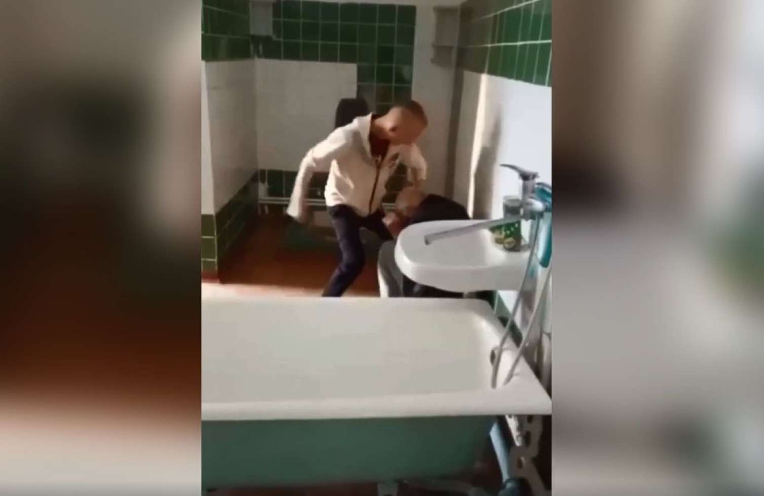 Yaşlı kişi qocalar evində döyüldü