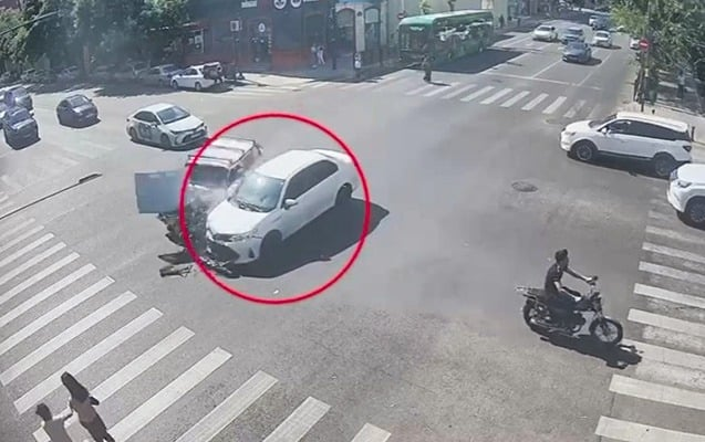 Övladı ilə birgə yolu keçən ana dəhşət yaşadı - VİDEO