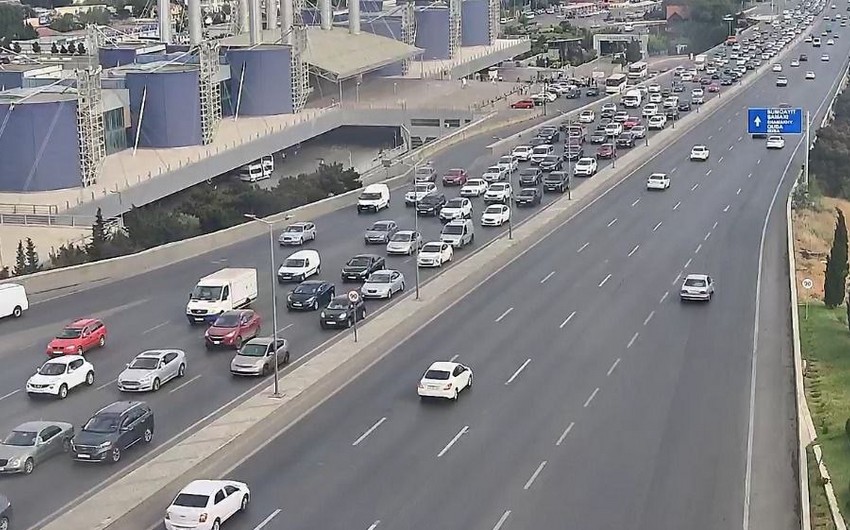 Bakının bəzi yollarında tıxac yaranıb - SİYAHI