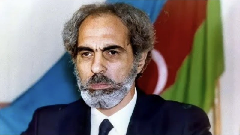 Elçibəyin vəsiqəsinin fotosu yayıldı