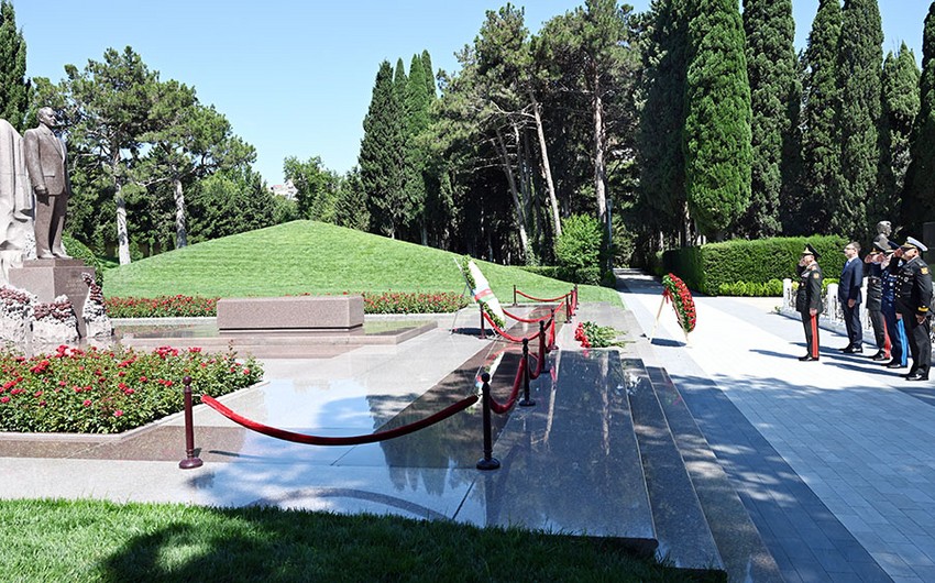 Müdafiə naziri Fəxri Xiyabanda və Zəfər parkında olub
