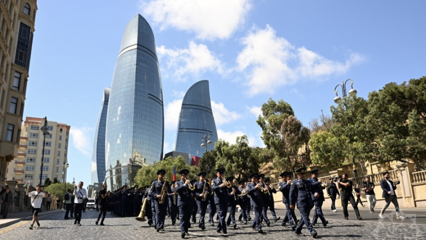 Bakıda hərbi orkestrlərin müşayiəti ilə yürüşlər keçirilib