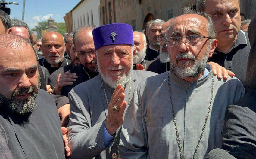 Eçmiədzində kütlə hücuma keçdi: Arxiyepiskopu qaytardı