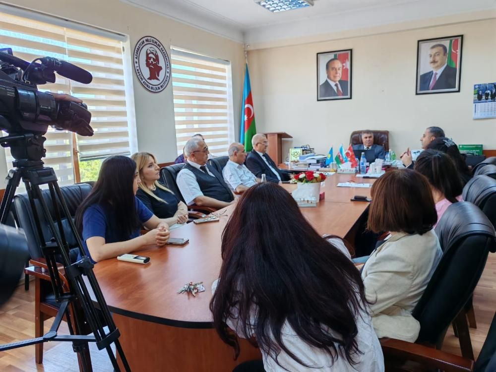 Dilçilik İnstitutunda Azərbaycan dili ilə bağlı ictimai müzakirə keçirildi - FOTO
