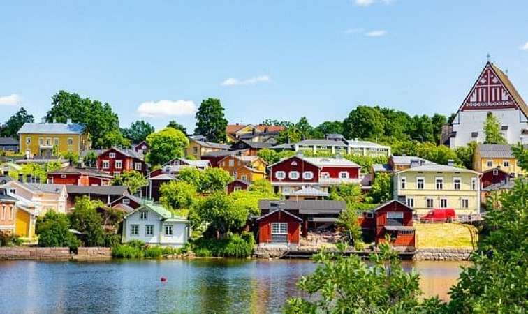 Finlandiya Rusiya ilə sərhədini bağlı saxladı