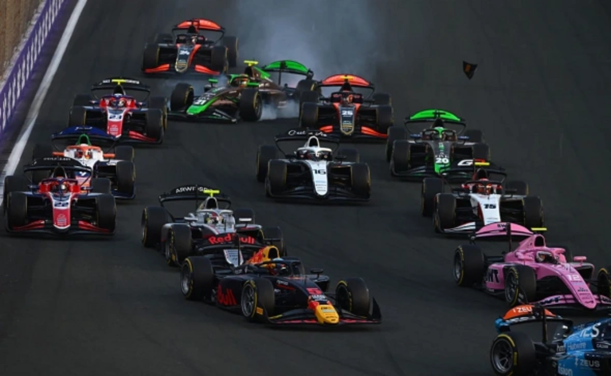 "Formula-2" də avtomobillər aşdı: Yarış dayandırıldı
