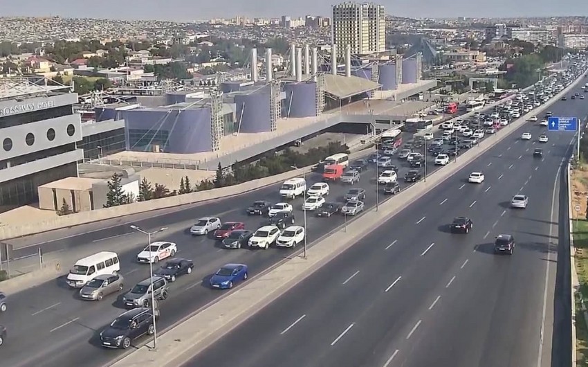 Bakının bir sıra yollarında tıxac yaranıb