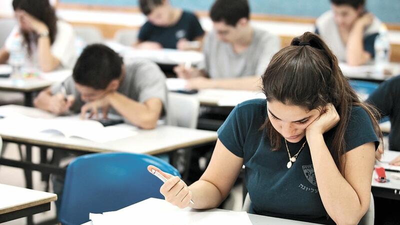 Etirazdan sonra keçirilən qalmaqallı imtahanda ciddi narazılıq: Suallar satılıb? - FOTOLAR