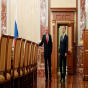 Medvedev Putinlə birləşir