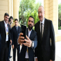 Prezident futbolçularla bir-bir selfi çəkdirdi - VİDEO