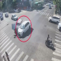 Övladı ilə birgə yolu keçən ana dəhşət yaşadı - VİDEO