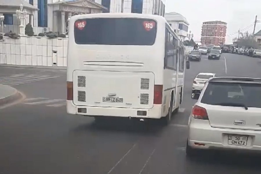 Yol qazıldı: Avtobuslar yolda qaldı