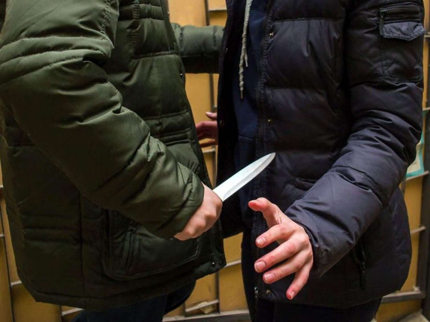 Anasına sataşan vəzifəli şəxsi ÖLDÜRDÜ
